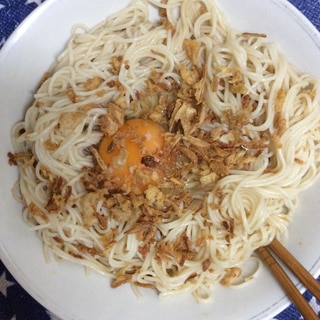 フライドオニオン入り♪冷やし釜玉そうめん